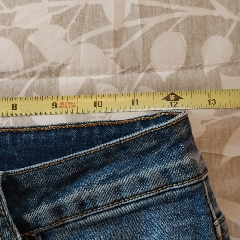 Super Cute Floral Flare Jeans. Size 4 - Picture 9 of 13